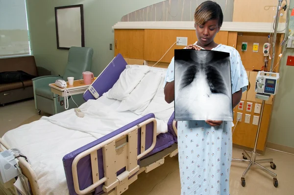 Egy Gyönyörű Fekete Afrikai Amerikai Beteg Gazdaság Röntgen — Stock Fotó