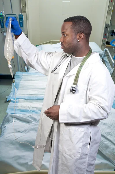 Negro Afro Americano Médico Segurando Saco — Fotografia de Stock