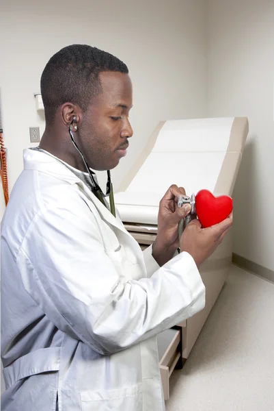 Kırmızı Bir Kalp Tutan Siyah Erkek Afrikalı Amerikalı Doktoru Kardiyolog — Stok fotoğraf