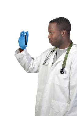 zenci Afrikalı-Amerikalı doktor tüp bebek şişe kan örneğini tutuyor