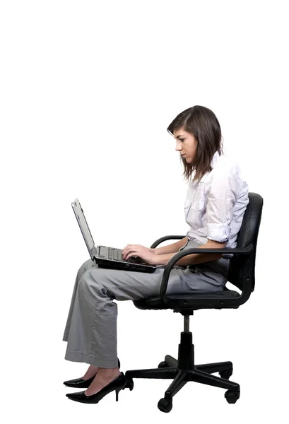 Güzel Bilgisayar Savvy Genç Kadın Bir Dizüstü Bilgisayar Kullanarak — Stok fotoğraf