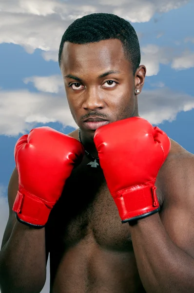Ein Schwarzafrikanisch Amerikanischer Mann Athletischer Boxer Mit Boxhandschuhen — Stockfoto