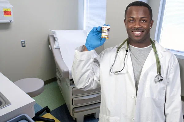 Чёрный Афроамериканец Держит Бутылку Лекарствами — стоковое фото