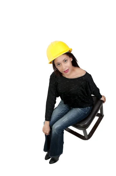 一名西班牙裔女子建筑工人在工作场地 — 图库照片