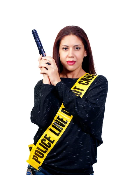 Młoda Piękna Kobieta Trzyma Pistolet Policja Sobie Linia Taśmy Jak — Zdjęcie stockowe