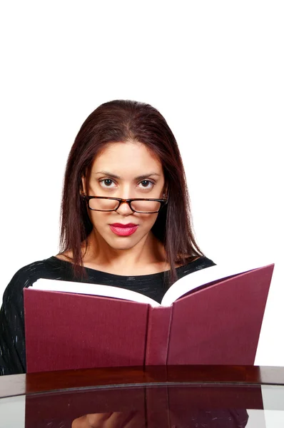 Beautiful Young Hispanic Woman Reading Book — Stock Photo, Image
