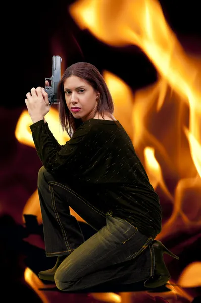 Ung Och Vacker Kvinna Kriminalpolis Håller Pistol — Stockfoto
