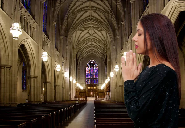 Латиноамериканка молится — стоковое фото