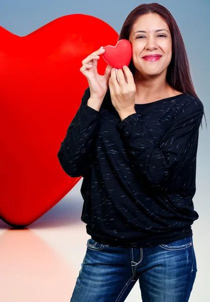 Una Hermosa Joven Sosteniendo Corazón Del Día San Valentín — Foto de Stock