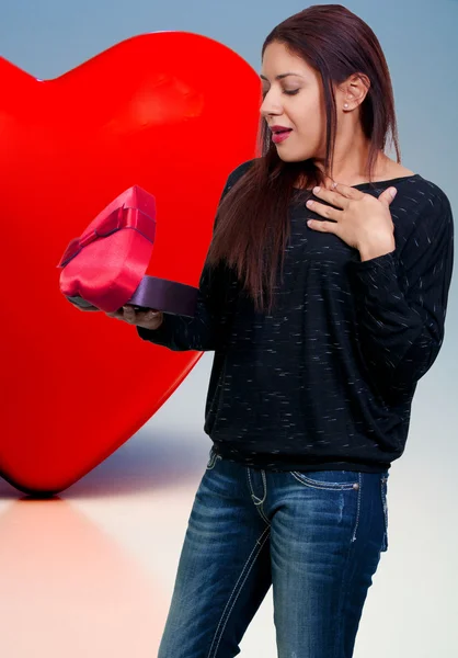 Día de San Valentín corazón caja regalo mujer —  Fotos de Stock