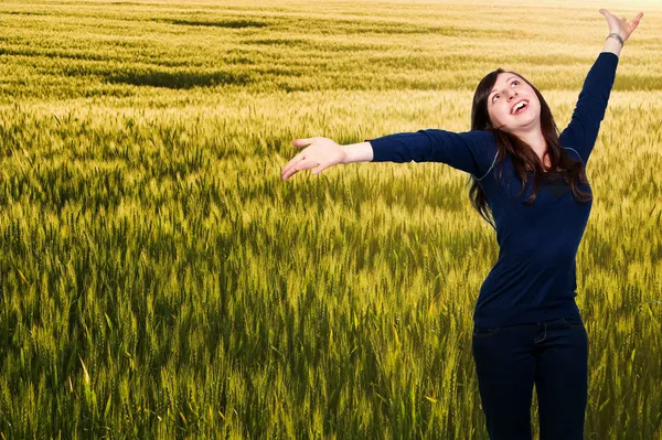 Eine Allergiefreie Frau Steht Auf Einem Feld — Stockfoto