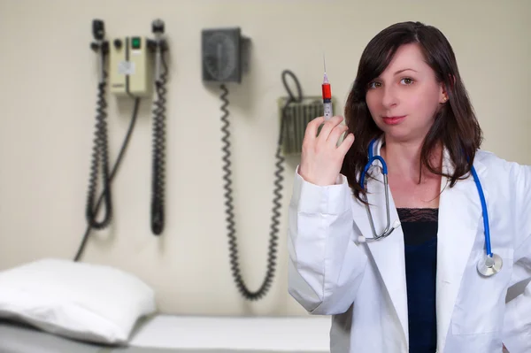 医学と医療注射器で若くてきれいな女性の医者 — ストック写真