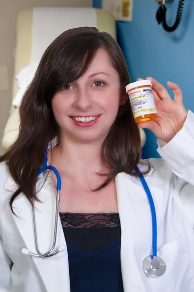 Piękne Kobiece Młody Lekarz Jej Rund Trzymając Butelkę Receptę Tabletki — Zdjęcie stockowe