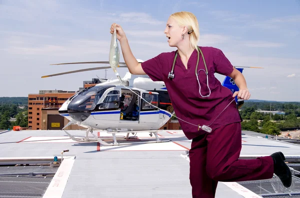 Una Enfermera Corriendo Con Una Bolsa Intravenosa Una Ambulancia Helicópteros —  Fotos de Stock