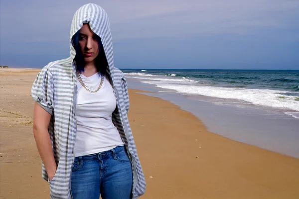 Молодая Женщина Шла Песчаному Пляжу Известному Пляж — стоковое фото