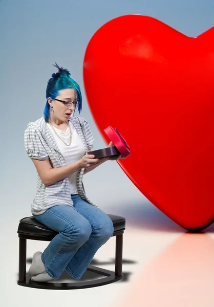 Sevgililer Günü Kalp Kutu Hediye Mevcut Tutan Güzel Bir Genç — Stok fotoğraf