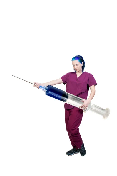 医生或护士准备在一个巨型的注射器注射的磨砂 — 图库照片