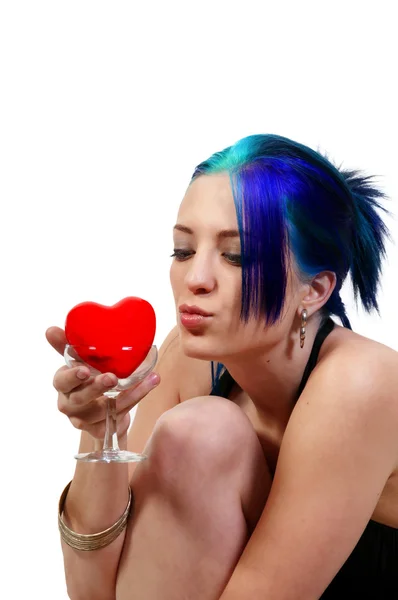 シャンパン グラスにバレンタインの日の心を保持している美しい若い女性 — ストック写真