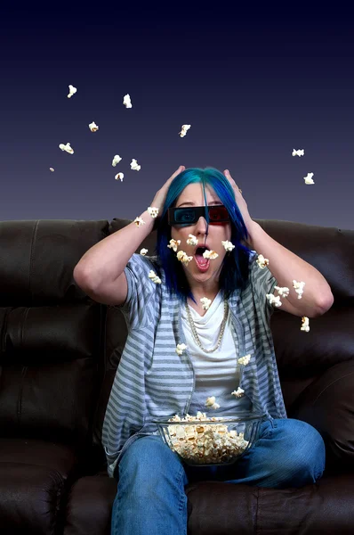 Gyönyörű Fiatal Egy Dvd Film Otthon Pattogatott Kukorica — Stock Fotó