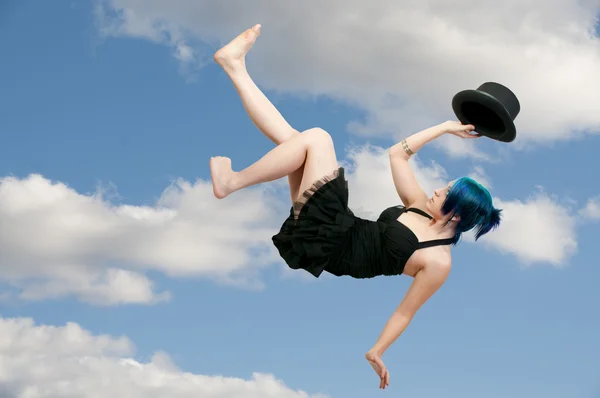 Havada Uçan Bir Silindir Şapka Giymiş Güzel Genç Oyuncu Dansçı — Stok fotoğraf