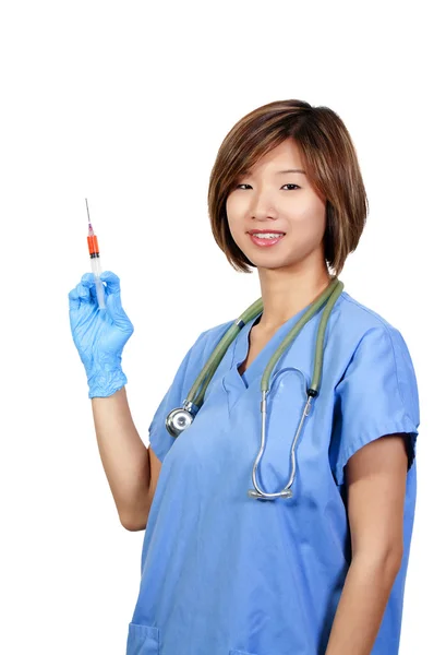 Aziatische arts met een spuit — Stockfoto