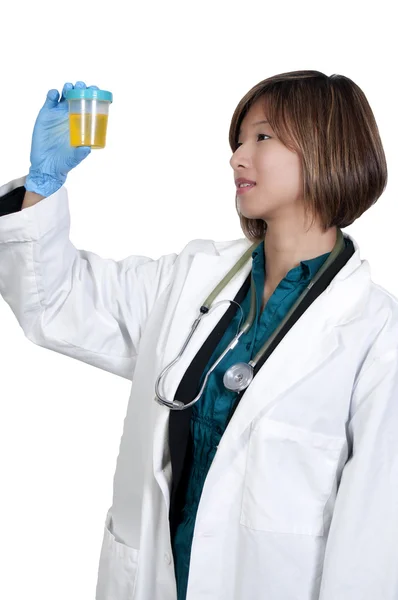 Женщина-врач с образцом мочи — стоковое фото