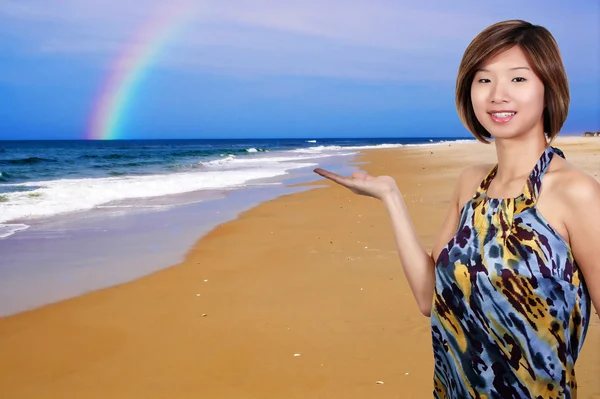 亚洲女人在沙滩上 — 图库照片