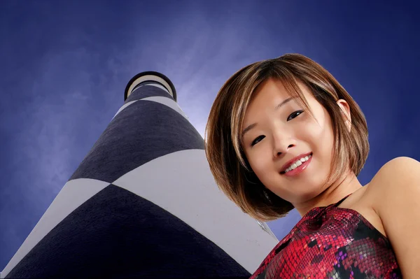 Bir deniz feneri, Asyalı kadın — Stok fotoğraf