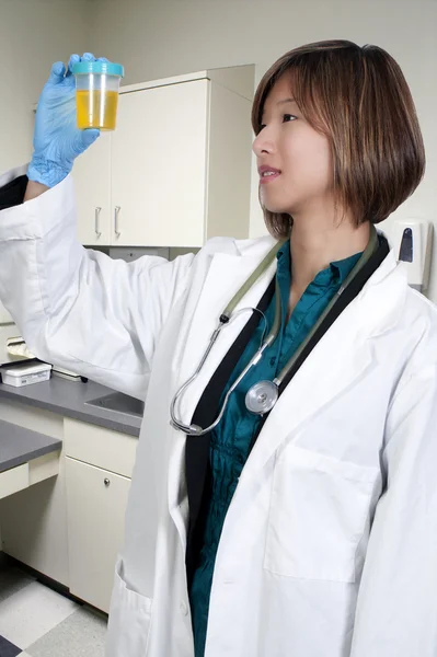 Vrouwelijke arts met urinemonster — Stockfoto