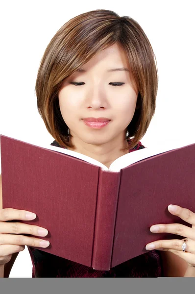 Kobieta czytająca książkę — Zdjęcie stockowe