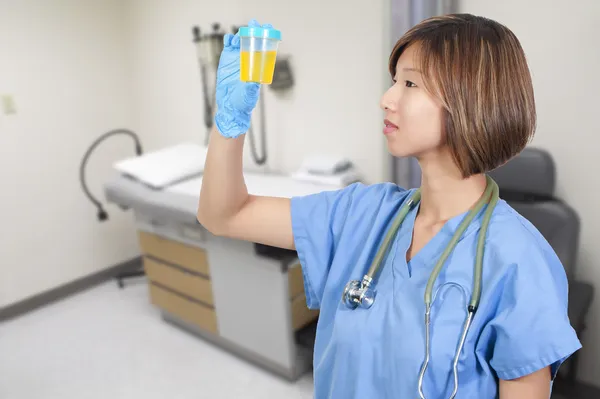 Médico mulher com amostra de urina — Fotografia de Stock
