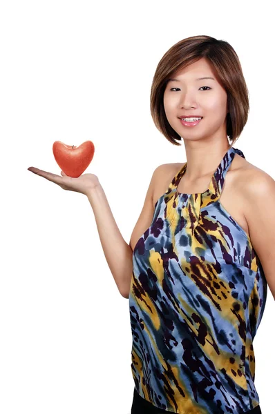 Mulher asiática bonita com coração em forma de maçã — Fotografia de Stock