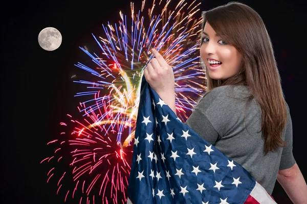 Vrouw op vuurwerk bij volle maan — Stockfoto
