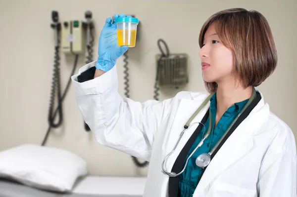 Femme médecin avec échantillon d'urine — Photo