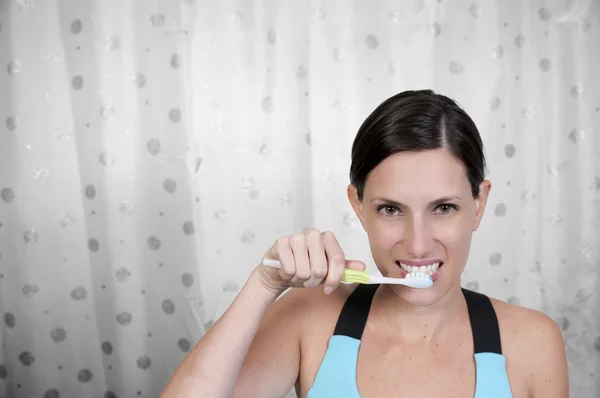 Schöne Frau beim Zähneputzen — Stockfoto