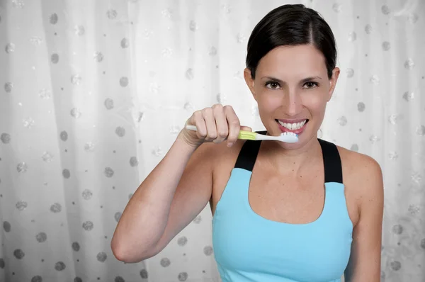 Όμορφη γυναίκα βούρτσισμα των δοντιών — Φωτογραφία Αρχείου