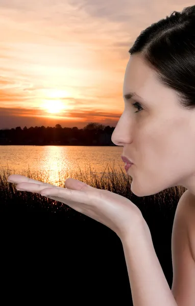 Een vrouw die een kus geeft — Stockfoto