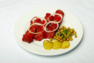 Beyaz tabak sebze ve sosis