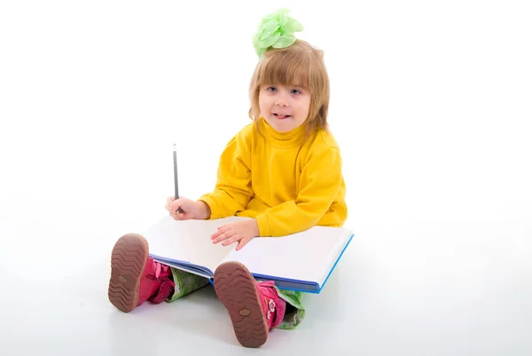 Petite écolière mignonne assise avec un livre. Studio Shoot Over W — Photo