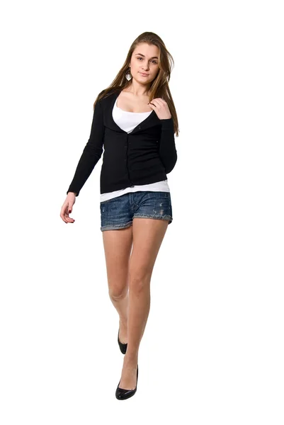 步行的美丽女孩长腿时尚 工作室拍摄在白色背景 — 图库照片