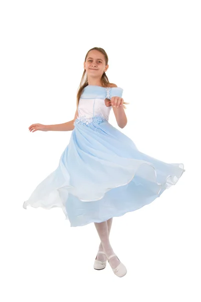 Meisje ziet eruit als een kleine prinses in mooie blauwe jurk. — Stockfoto