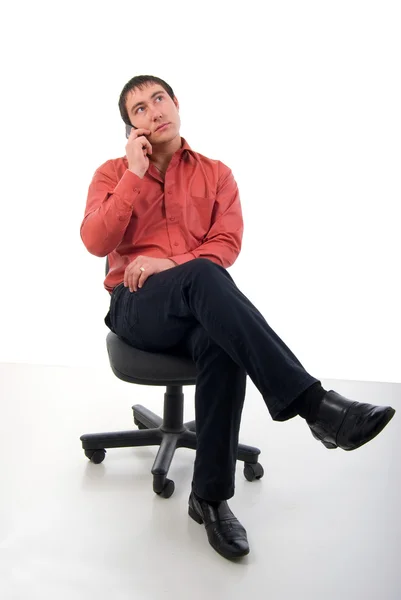 젊은 성인 남자 얘기 하는 휴대 전화. 흰색 바 이상의 스튜디오 촬영 — 스톡 사진