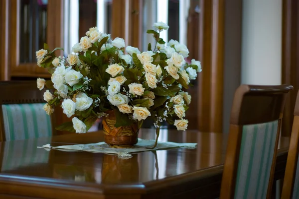 在一个窗口背景上的花瓶和家具装饰花 — 图库照片