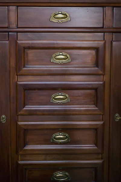 Mahagonová dřevěná skříňka kabinetu. starožitný nábytek. pohled zepředu. — Stock fotografie