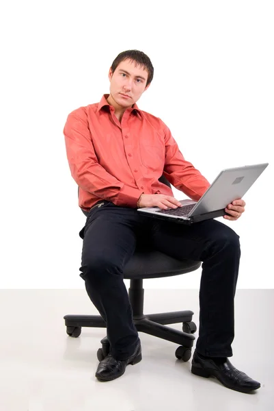 Dizüstü Bilgisayar Ile Genç Adam Oturuyor Öğrenci Stüdyo Beyaz Arka — Stok fotoğraf