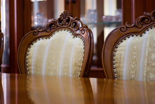 Luxusmöbel im klassischen Mahagoni-Stil. — Stockfoto
