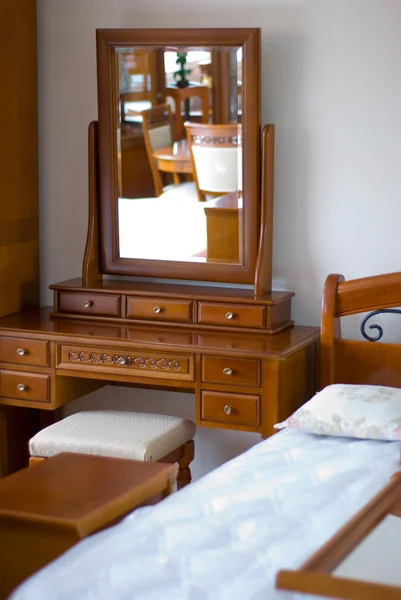 Зеркало, кровать, свет . — стоковое фото