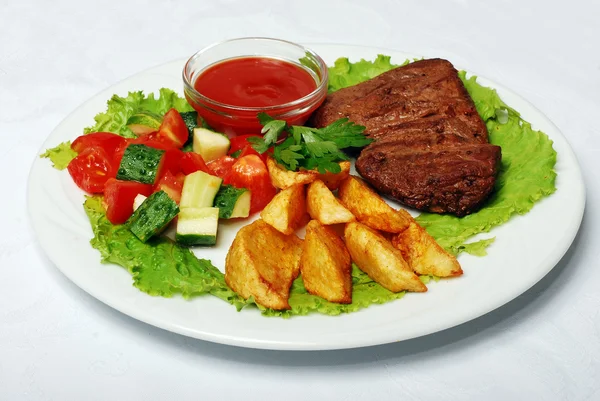 Carne Grelhada Com Salada Legumes Mesa Branca — Fotografia de Stock