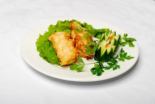 Kylling Med Agurk Grøn Salat Hvidt Bord - Stock-foto