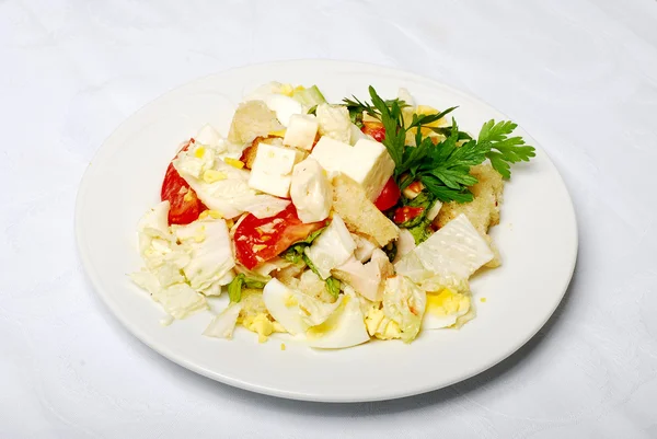 Salada Legumes Com Queijo Mesa Branca — Fotografia de Stock